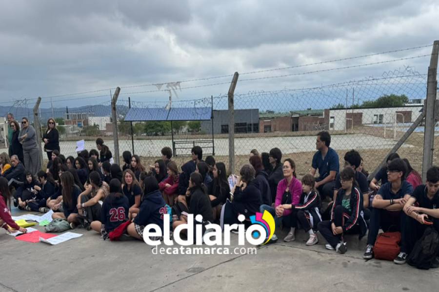 Bullying escolar: estudiantes realizan una sentada frente al Colegio Pia Didoménico